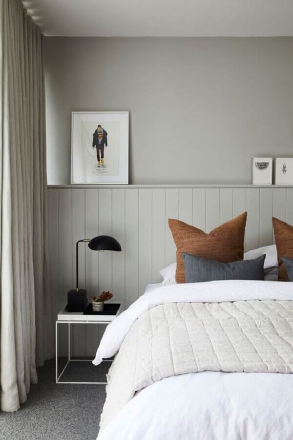 quarto cinza decorado com mesa de cabeceira branca com design minimalista Foto Apartment Therapy