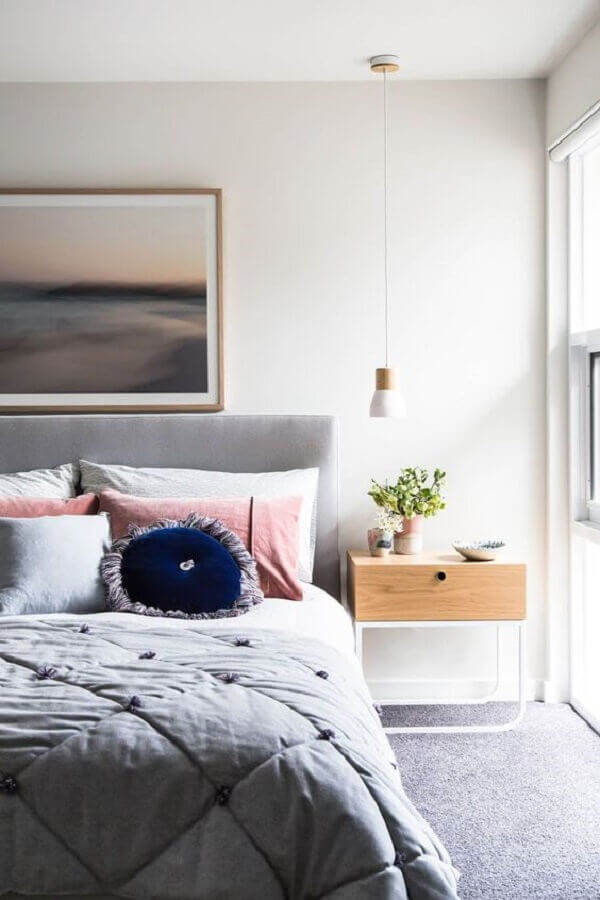 quarto cinza e branco decorado com mesa de cabeceira diferente com gaveta Foto Pinterest