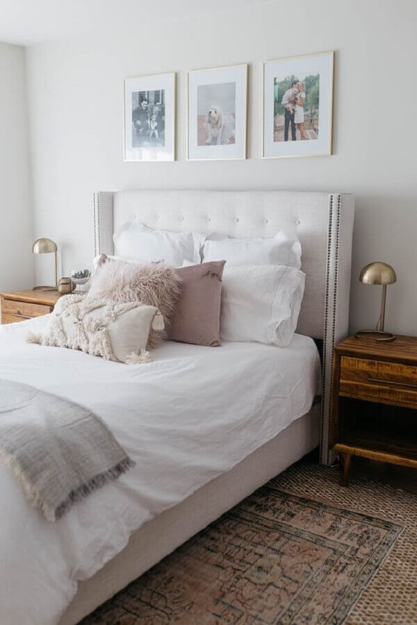 quarto de casal branco decorado com mesa de cabeceira madeira Foto Pearls & Twirls