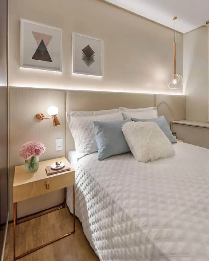 decoração para quarto planejado em cores neutras com mesa de cabeceira com gavetas moderna Foto Pinterest