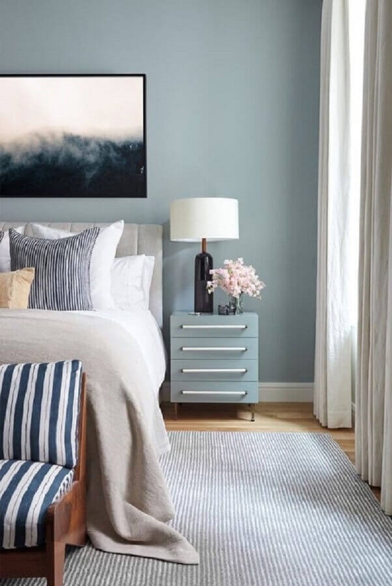 quarto decorado com mesa de cabeceira com gavetas azul Foto Apartment Therapy