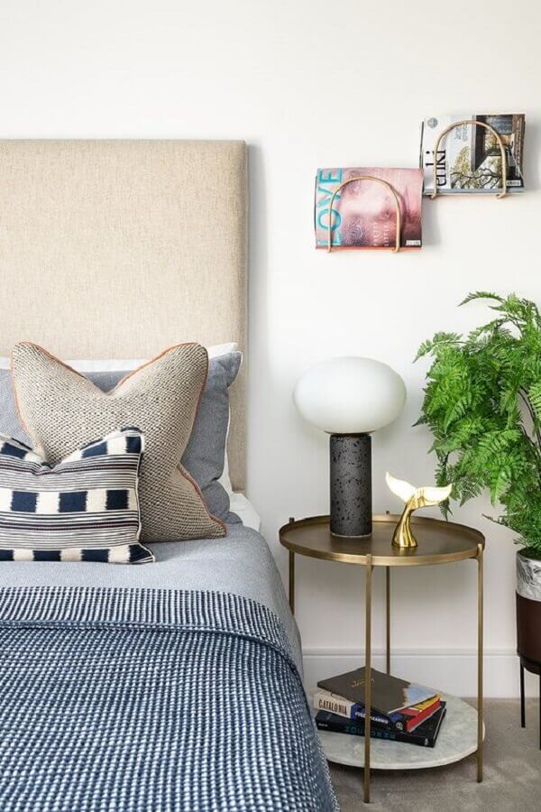 quarto decorado com mesa de cabeceira redonda com acabamento cobre Foto Houzz