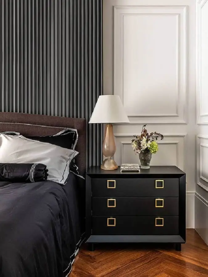 decoração sofisticada com mesa de cabeceira preta com gavetas Foto Apartment Therapy
