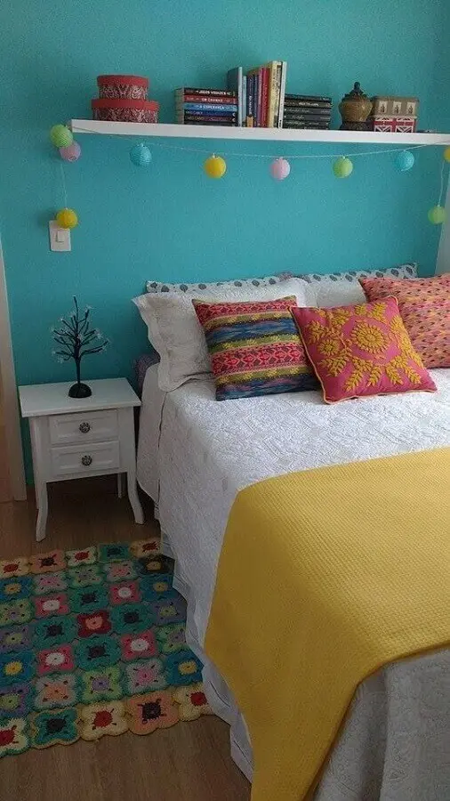 mesa de cabeceira branca com gaveta para decoração de quarto simples com parede azul Foto Pinterest