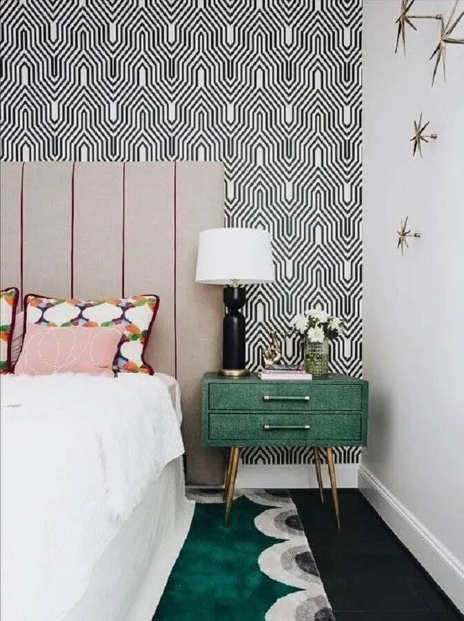 mesa de cabeceira colorida para decoração de quarto com papel de parede geométrico e abajur preto Foto Fashionismo