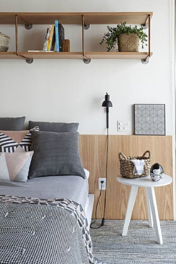 quarto simples decorado com nichos de madeira e mesa de cabeceira pequena Foto Futurist Architecture
