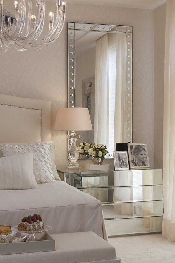 quarto sofisticado decorado em tons de bege com mesa de cabeceira espelhada Foto Pinterest