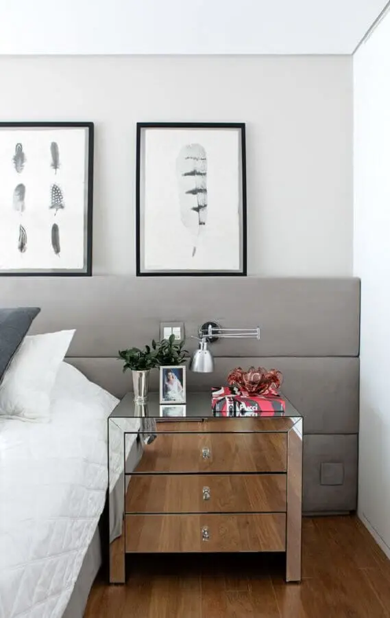 mesa de cabeceira espelhada com gavetas para decoração de quarto com cabeceira cinza estofada Foto Casa de Valentina