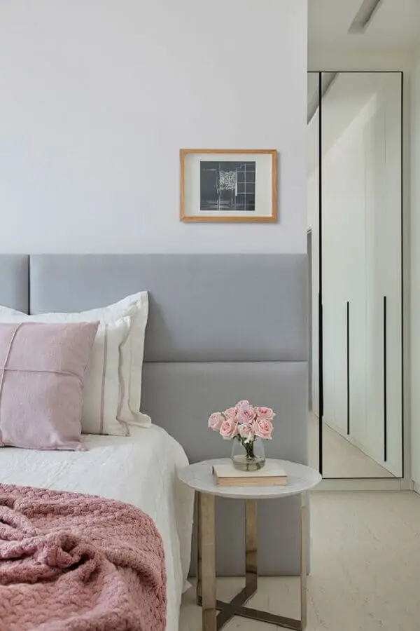 mesa de cabeceira moderna para decoração de quarto cinza e rosa Foto Casa de Valentina