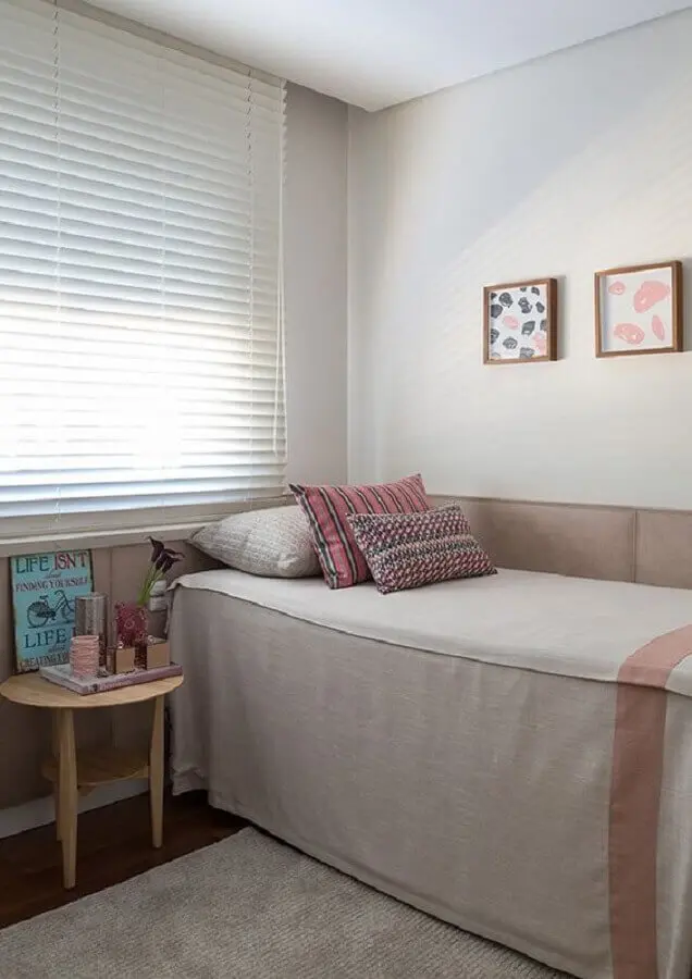 mesa de cabeceira redonda simples para decoração de quarto de solteiro feminino Foto Jeito de Casa