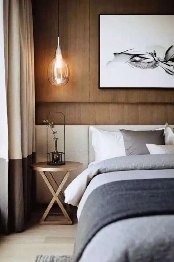 quarto com revestimento de madeira para parede decorado com mesa de cabeceira redonda de madeira Foto Casa Très Chic