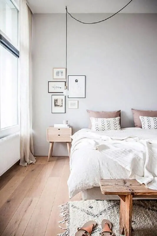 quarto minimalista decorado com mesa de cabeceira retrô de madeira Foto Coisas da Léia
