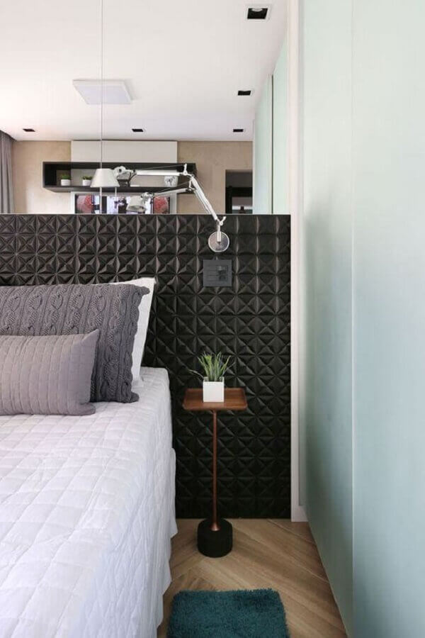 mesa de cabeceira pequena para quarto moderno decorado com revestimento 3D preto na cabeceira Foto Jeito de Casa