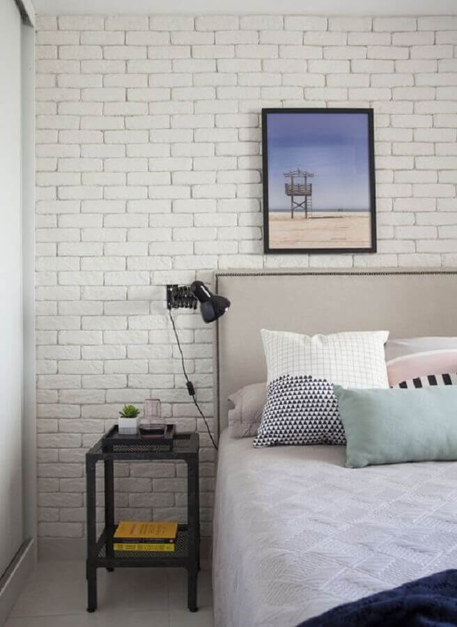 mesa de cabeceira preta simples para quarto branco decorado com parede de tijolinho Foto Archilovers