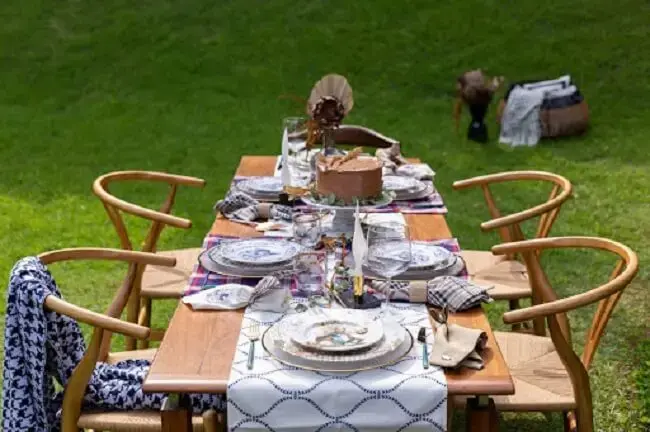 Montar a mesa de páscoa com pratos e utensílios em cores harmônicas é puro charme