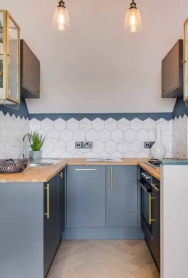 armário de cozinha pequeno planejado azul com bancada de madeira Foto Home Fashion Trend
