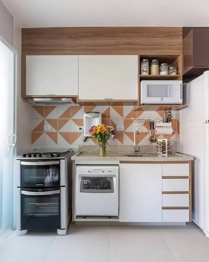 armário de cozinha pequeno de parede de madeira com parta branca Foto Eu Capricho
