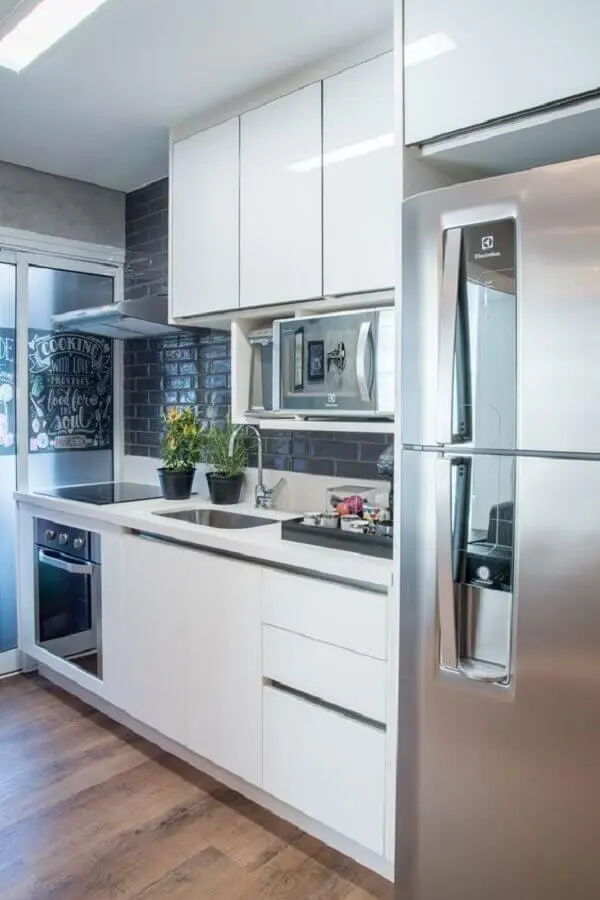 armário pequeno de cozinha branca com revestimento preto Foto Casa de Valentina