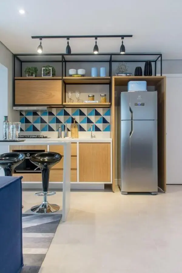 armário pequeno de cozinha planejada com nicho estilo industrial Foto Jeito de Casa