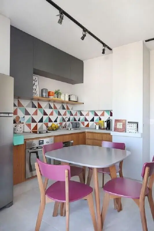 decoração colorida com armário pequeno de cozinha planejada Foto Jeito de Casa