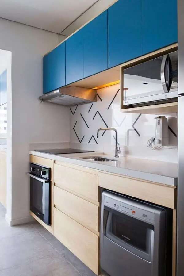 decoraçao com armário aéreo azul e armário pequeno de cozinha de madeira Foto ArchDaily