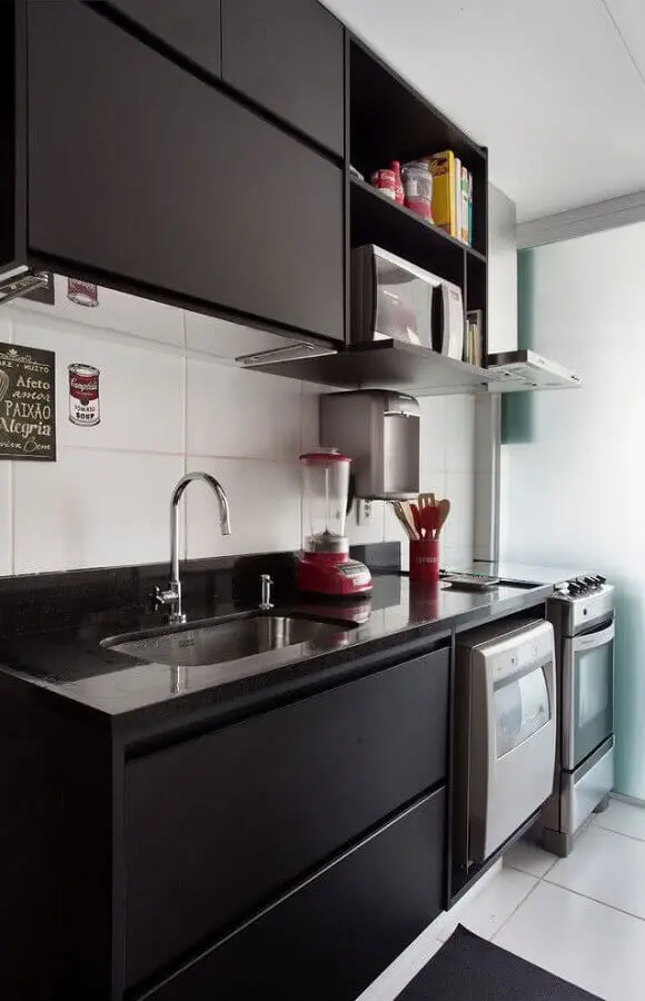 decoração com armário de cozinha de canto pequeno preto Foto Dcore Você
