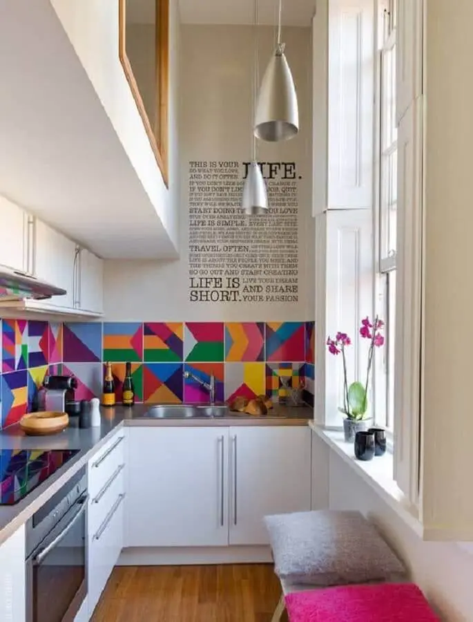 decoração com revestimento colorido e armário de cozinha de canto pequeno planejado Foto Home Fashion Trend