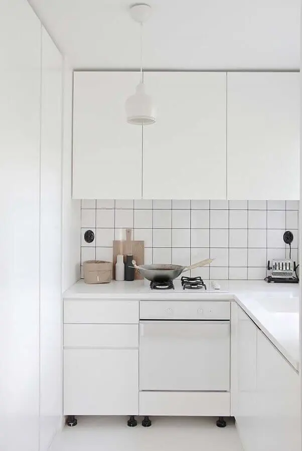 decoração minimalista com armário de cozinha de canto pequeno todo branco Foto Behance