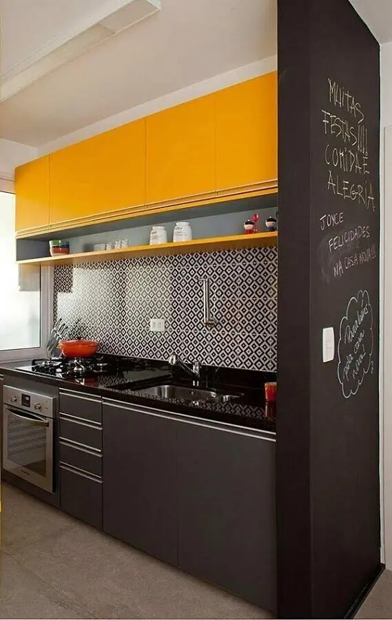 decoração moderna com armário de cozinha pequeno planejado cinza e amarelo Foto Pinterest