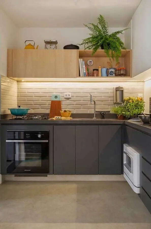 decoração moderna com gabinete cinza e armário de cozinha pequeno de parede de madeira Foto Pinterest