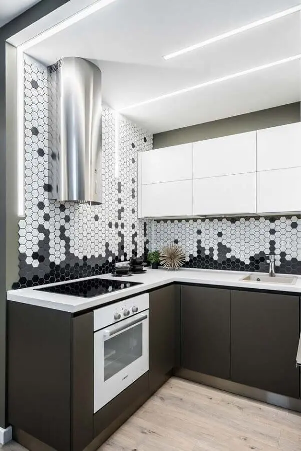 decoração moderna com revestimento colmeia e armário de cozinha de canto pequeno cinza escuro Foto Futurist Architecture