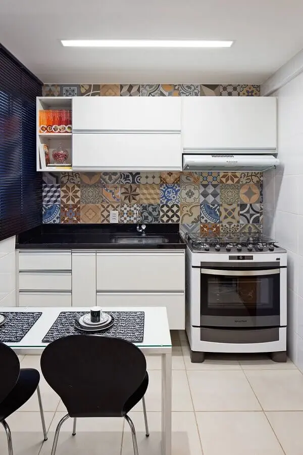 decoração simples com ladrilho hidráulico e armário pequeno de cozinha branco Foto Pinterest