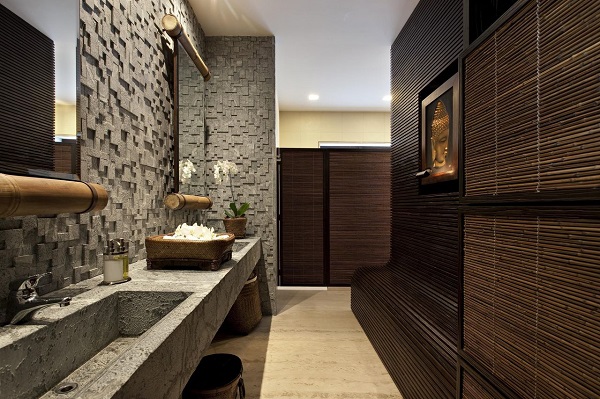 Banheiro com persiana de bambu ornamental