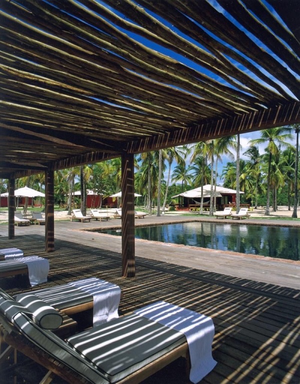 Casa com piscina e pergolado de bambu ornamental