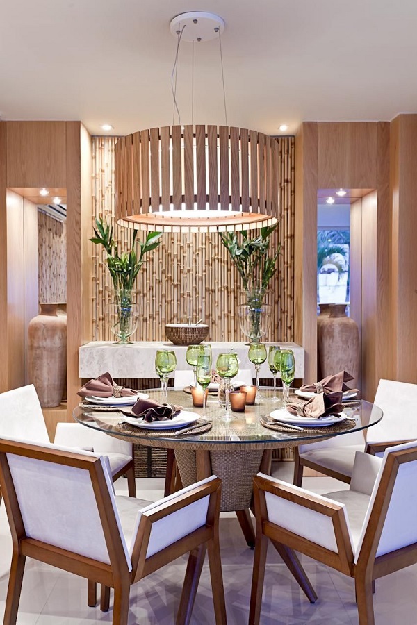 Sala de jantar com bambu ornamental na parede