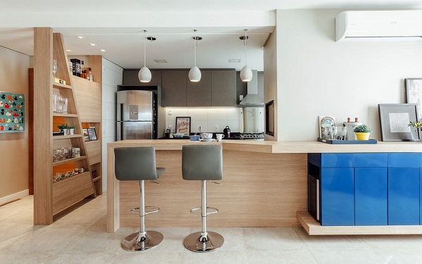 Cozinha americana simples com cadeira alta para bancada na cor cinza e buffet azul