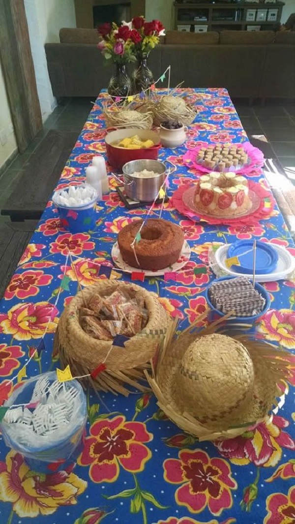 Decoração de festa junina com doces tradicionais