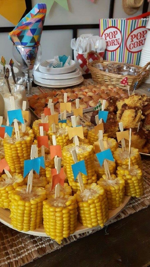 Decoração de festa junina com milho 