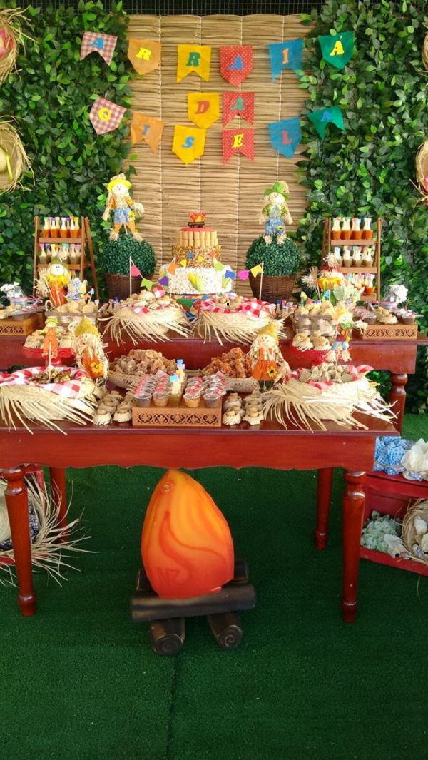 Decoração de festa junina de madeira com doces