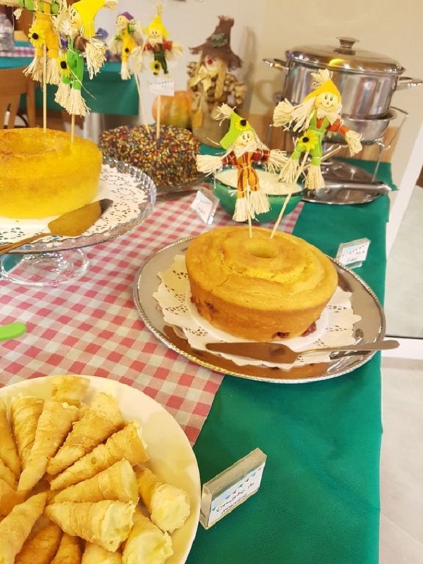 Decoração de festa junina no bolo e doces