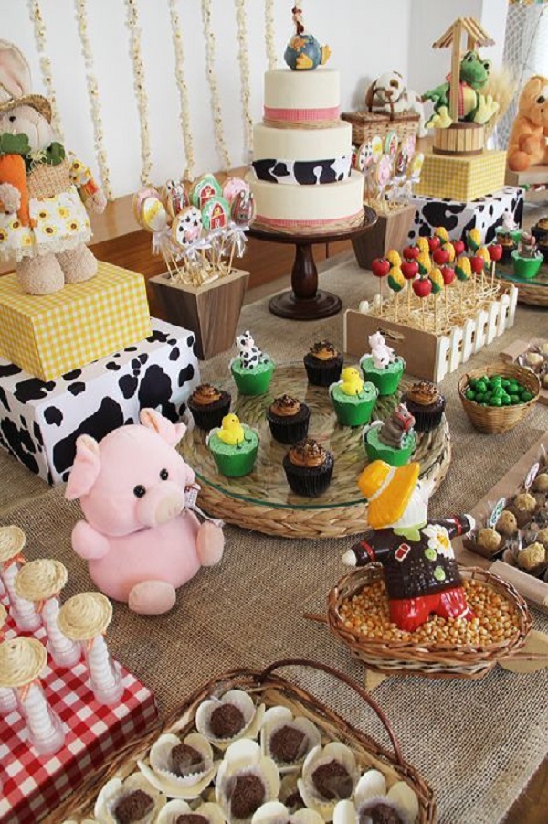Mesa de doces para decoração de festa junina