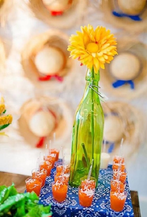 Decoração de festa junina colorida com doces tradicionais