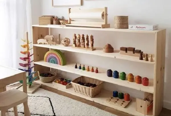 A estante Montessori acomoda vários brinquedos no quarto