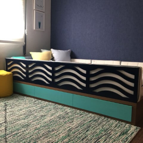 Quarto montessoriano com cama com detalhe de ondas Projeto de Simone Ghezzi Russo
