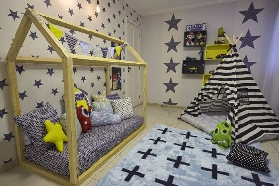 Quarto montessoriano de menino com cama casinha e cabana Projeto de Andrea Bento