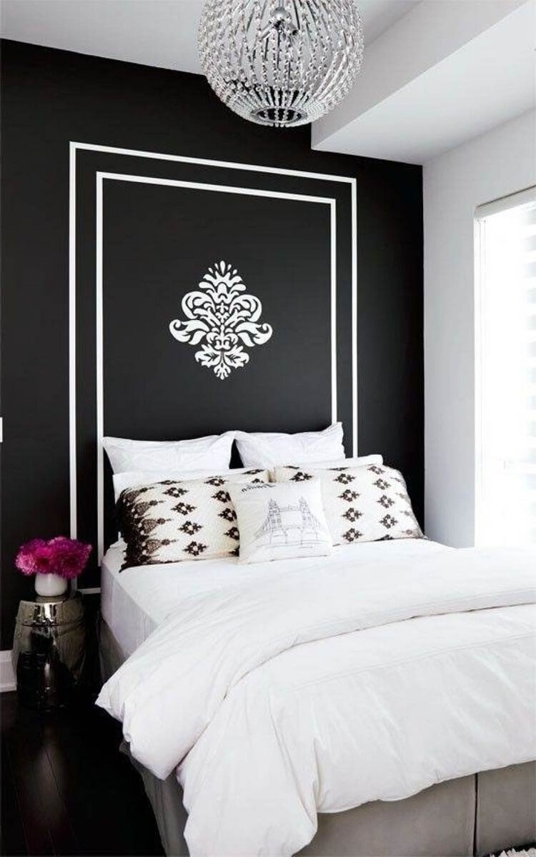 quarto preto decorado com lustre de cristal e adesivo branco