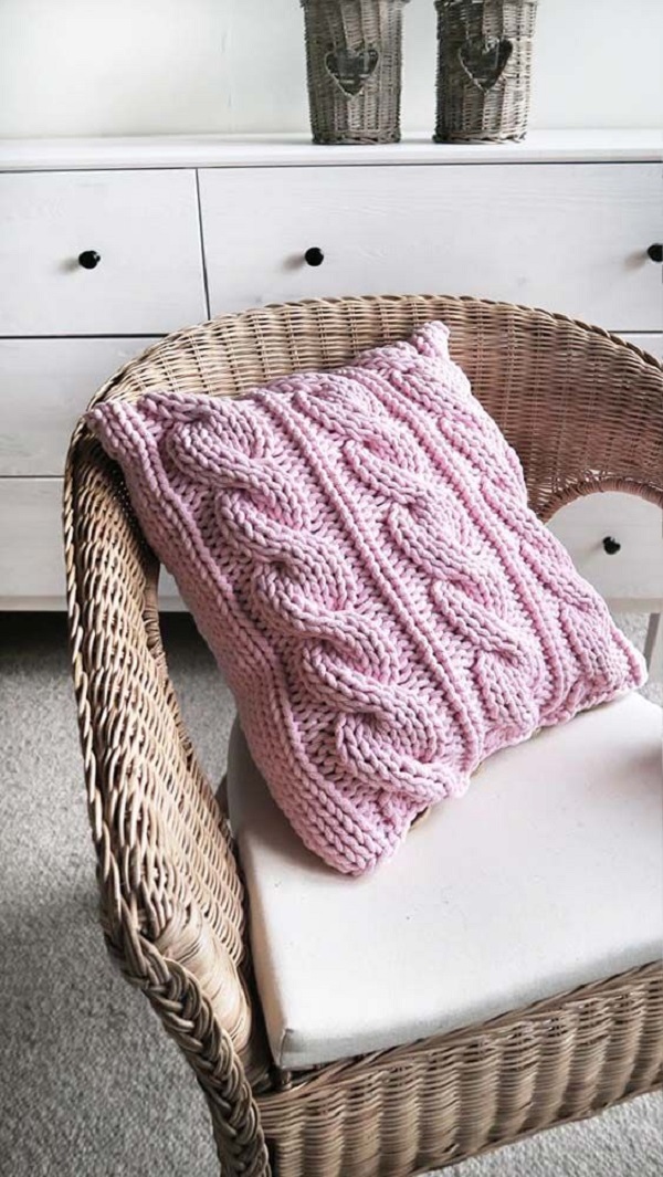 Almofada de trico com trança de rosa para poltronas