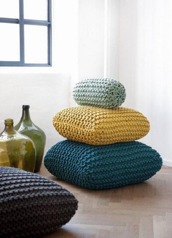 Almofadas de tricô de diferentes cores e tamanhos