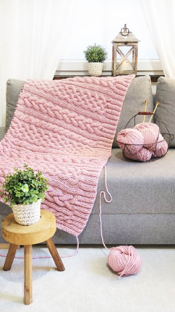 Manta e almofada de tricô cor de rosa 