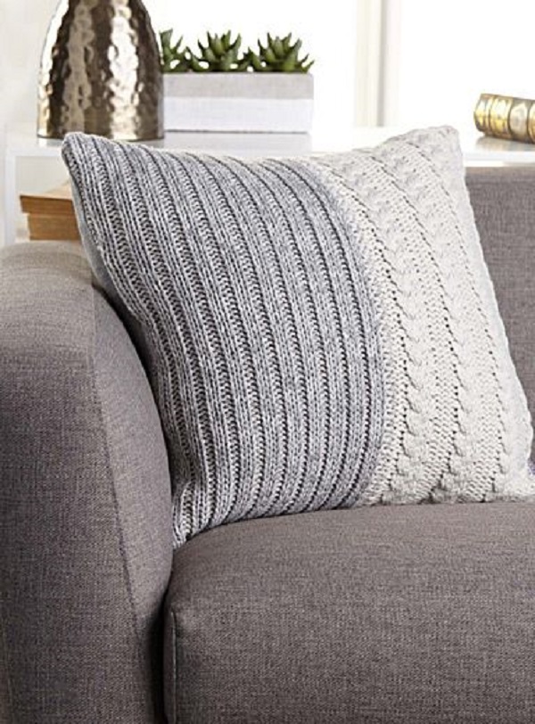  Sofá cinza decorado com almofada de tricô